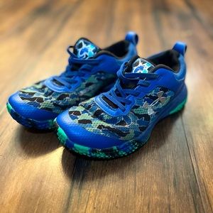 Boys size 12 under armor shoes